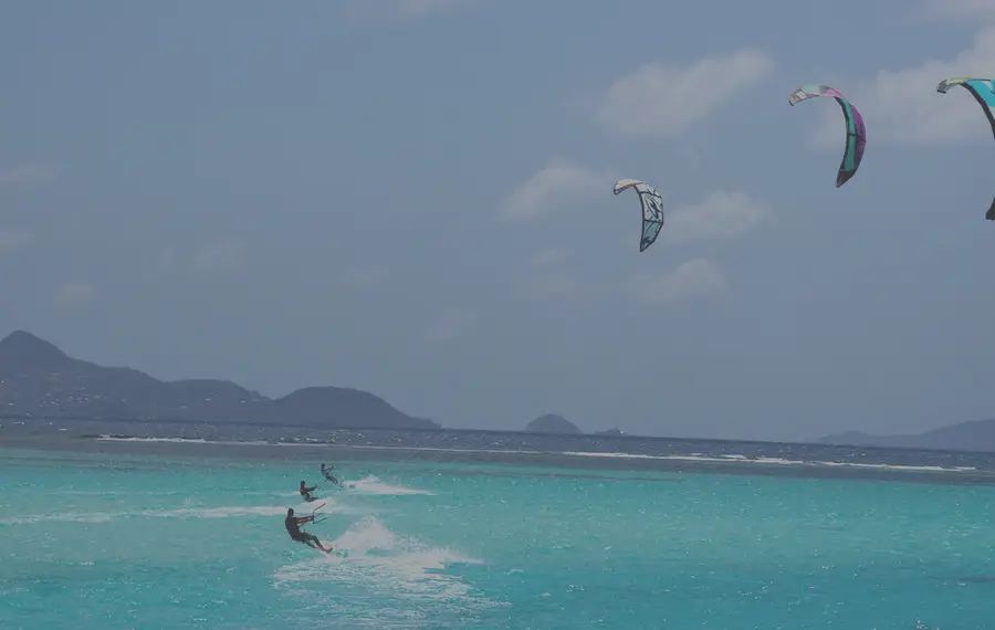 Kitesurfista navegando con el kite