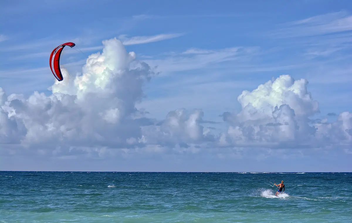 Kitesurfista navegando de manera independiente