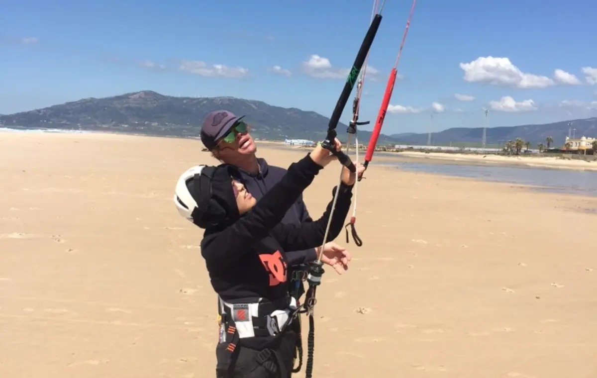 Alumno practicando control del kite en la playa