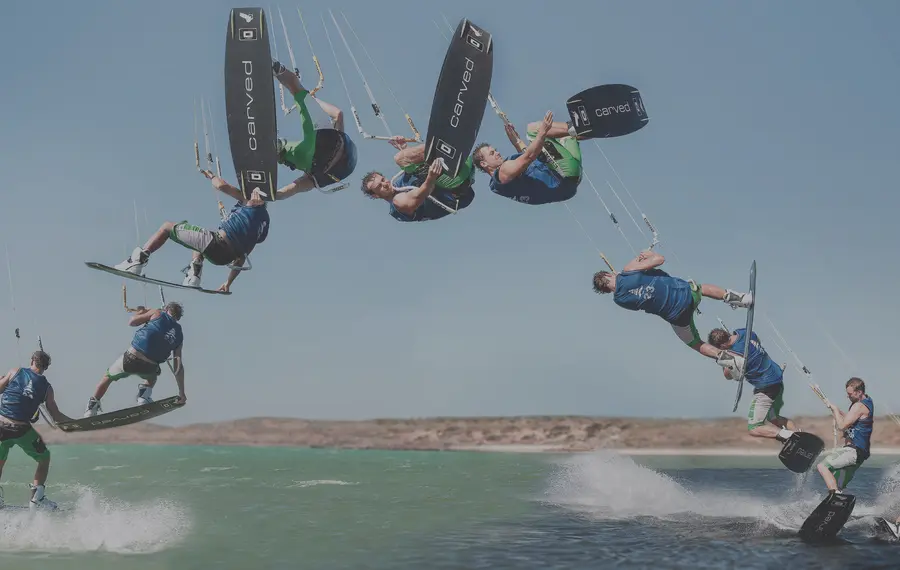 Clase intermedia de kitesurf en el agua