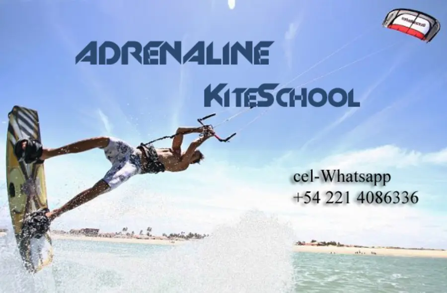 Kitesurfista navegando